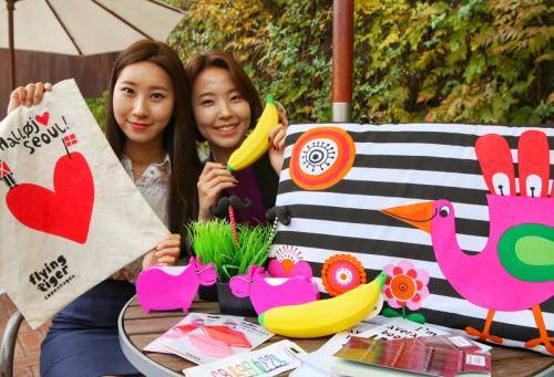 현대백화점은 창사 45주년 기념 사은대축제를 위해 플라잉 타이거 코펜하겐과 손잡고 한정판 기프트를 제작했다. ⓒ 현대백화점