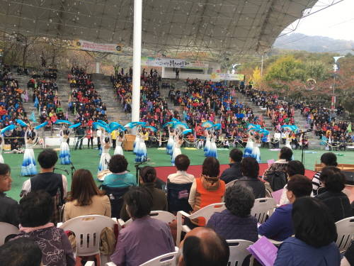 12대 실천과제를 표현한 포천예술단의 부채춤은 쌀쌀한 날씨에도 설봉공원을 찾은 2000여명 시민들의 무거운 어깨를 들썩이게 했다. ⓒ 이천시