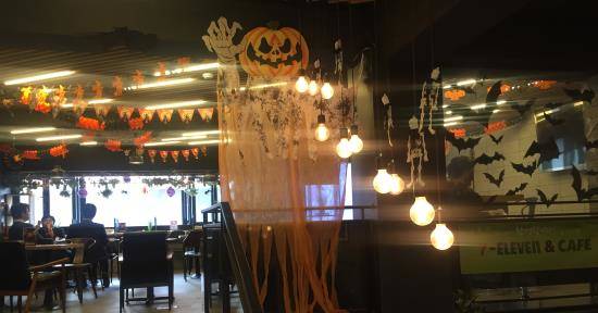 중국 대사관 앞에 위치한 세븐일레븐 매장. 2층 카페 공간에는 박쥐와 해골, 호박을 활용한 핼러윈 인테리어가 가득했다. = 백유진 기자