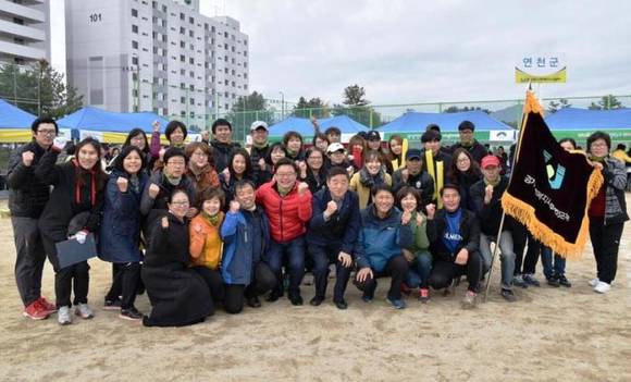 조승철 경기도 협회장이 참석내빈들과 체육대회에 참석한 사회복지사들과 기념촬영을 하고 있다. ⓒ 경기도사회복지사협회