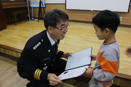 대구달성경찰서 류상열 서장이 '착한어린이상'을 수여하는 모습. ⓒ 프라임경제