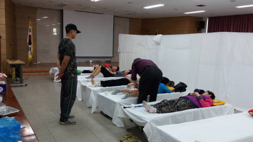 봉사에 참여한 6508부대 소속 장병이 진료받고 있는 어르신들을 도와주고 있다. ⓒ 여주시청