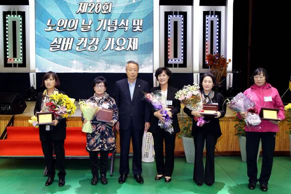 윤상기 군수가 요양보호사들에게 공로패를 수상하고 있다. ⓒ 하동군청