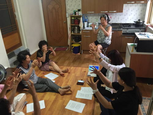 홀로지내는 어르신들이 함께 모여 활동을 하는 것만으로도 우울증 감소에 큰 효과가 있다. ⓒ 구리시