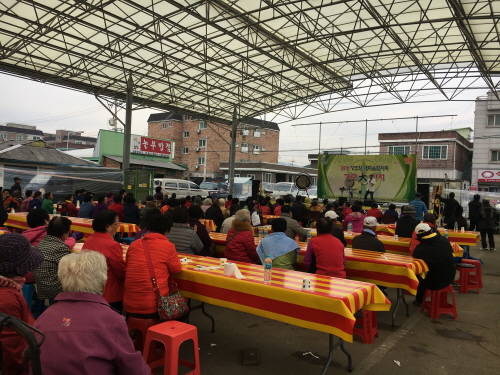 경로잔치는 쌀쌀한 날씨에도 어르신 800여명이 모인 가운데 흥겹게 진행됐다. ⓒ 이천시