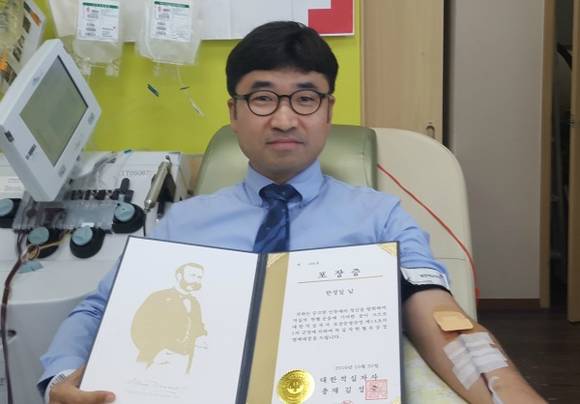 한정일 취업지원관이 헌혈을 하고 있다 ⓒ 광주시교육청