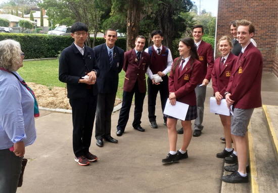 호주를 방문한 수성구 청소년들이 호주 학생들과 이야기를 나누고 있다. ⓒ 대구수성구청