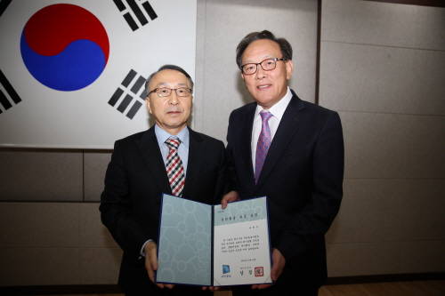 박태수 이천시 부시장(왼쪽)과 박재우 이천시 복지정책과 과장이 월례조회에 앞서 기념촬영을 하고 있다. ⓒ 이천시청