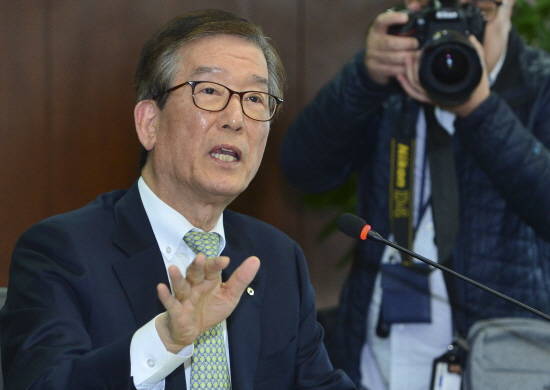 이동걸 KDB산업은행 회장이 지난 1일 대우조선 관련 기자간담회에서 지난해 발표한 4조2000억원 규모의 자본확충 범위 내에서 추가지원이 이뤄질 것이라고 밝혔다. ⓒ 뉴스1