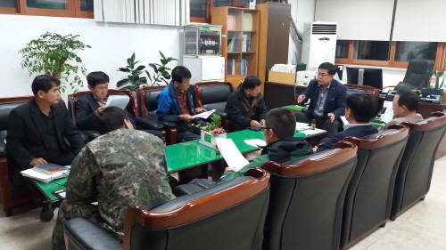 여주시 대신면발전협의회가 회의에 몰두하고 있다. ⓒ 여주시