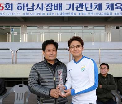 이종수 부시장(시장 권한대행)이 체육대회 참가 선수와 기념촬영을 하고 있다. ⓒ 하남시청