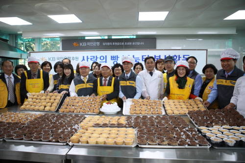 KB국민은행이 직원들이 십시일반 모은 후원금을 통해 광주광역시 '사랑의 빵나눔터'를 개소하고, 봉사활동을 하고 있는 모습. ⓒ KB국민은행