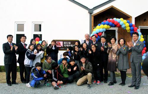 홍성군 광천읍 신진리에 자리 잡은 스위트홈 4호점 개관 기념, 관계자들이 한데 모여 기념촬영을 하고 있다. ⓒ 롯데제과