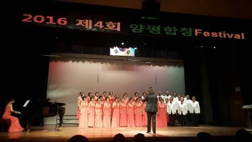 행복바이러스합창단이 피아노의 반주와 지휘자의 지휘에 맞춰 아름다운 하모니를 연출하고 있다. ⓒ 양평군청