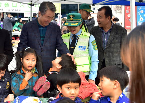 이창희 시장이 알뜰 나눔장터에서 어린이 벼룩시장을 들러보고 있다. ⓒ 진주시청