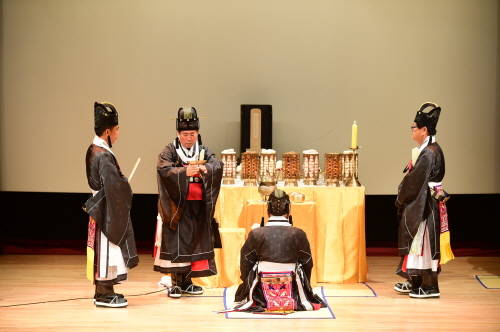 지난해 명상황후 숭모제에서 진행된 작헌례(왕이바 왕비였던 조상 또는 문묘에 왕이 제사하던 예식) 모습. ⓒ 여주시