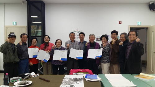 수묵화반 회원들의 모습. ⓒ 이천시