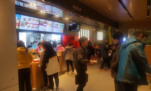 카운터 상단에 주문번호를 알려주는 모니터 한 대가 매달려 있다. = 하영인 기자