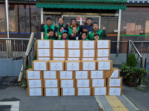 저소득 가정과 경로당에 배추속을 전달하기에 앞서 새마을지도자들이 기념촬영을 했다. ⓒ 하남시