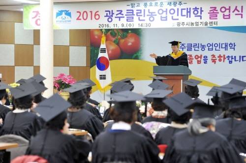 광주클린농업인대학 졸업식에서 조억동 시장이 축하 인사말을 하고 있다. ⓒ 광주시청