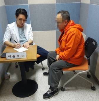 이종석 원장이 무료의료상담을 진행하고 있다. ⓒ 미사성민정형외과