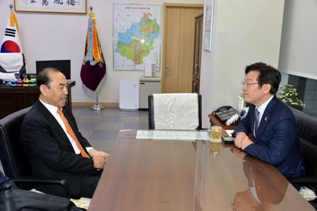 이태욱 기부자(왼쪽)와 이재명 시장이 담소를 나누고 있는 모습. ⓒ 성남시청