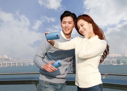 삼성전자 모델이 서울 서초구의 동작대교에 위치한 구름카페에서‘갤럭시 S7 엣지’ 블루 코랄을 소개하고 있다. ⓒ 삼성전자
