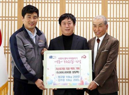 정찬민 시장이 황규열 기부자, 김주원 대표와 기념촬영을 하고 있다. 좌로부터 김주원 대표, 정찬민 시장, 황규열 기부자. ⓒ 용인시청