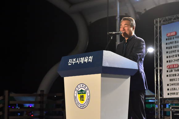 이창희 진주시장이 '진주라 천리 걷기대회'에서 참가자들을 격려하고 있다. ⓒ 진주시청