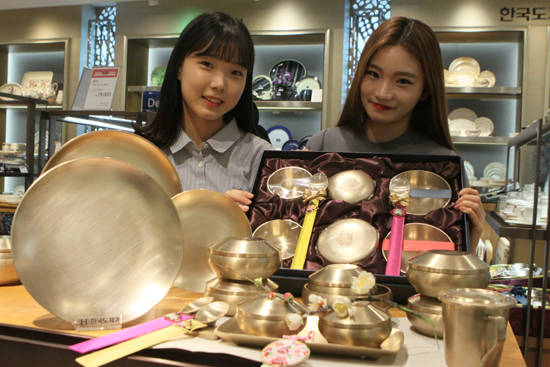 롯데백화점광주점 8층 그릇코너에서 혼수예단으로 방짜유기 반상기 세트를 선보이고 있다. ⓒ 롯데백화점광주점
