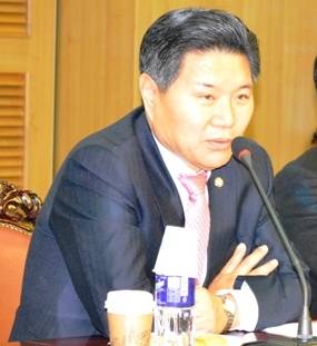 14일 국회에서 개최한 문화예술산업발전을 위한 정책토론회에서 홍문종 의원이 인사말을 하고 있다. = 안유신 기자