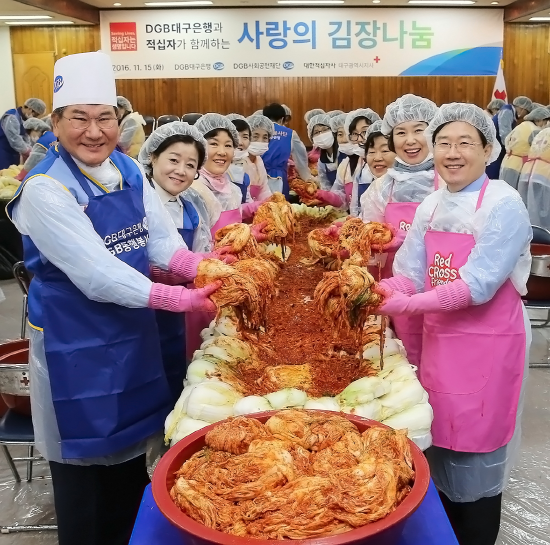 DGB대구은행이 사랑의 김장나눔 행사를 진행하고 있다. ⓒ DGB대구은행