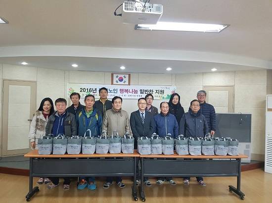 송현1·2동 동장, 통장 및 송현시장번영회, 우련통운㈜ 등 관계자들이 전달행사 후 기념촬영을 하고 있다. ⓒ 우련통운㈜