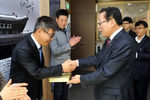 조억동 시장(오른쪽)이 찹쌀떡을 건네며 수험생 부모의 마음을 위로하고 있다. ⓒ 광주시청