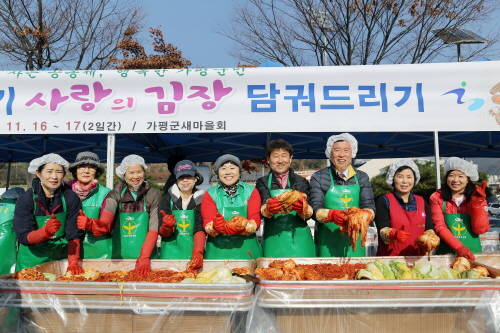 사랑의 김장 담그기 행사에 참여한 김성기 군수(오른쪽 세 번째)와 새마을회 회원들. ⓒ 가평군청