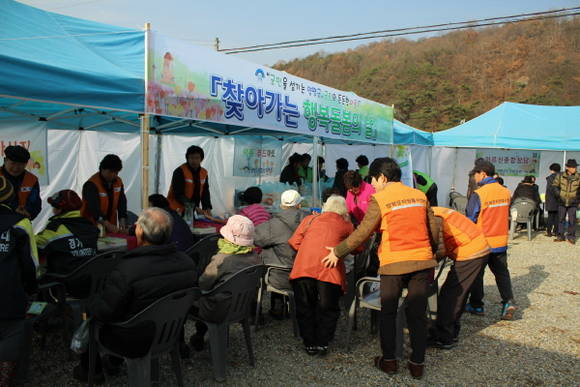 양평군이 16일 옥천면에서 독거노인 및 장애인 등 취약계층 대상 '행복돌봄의 날' 행사를 진행했다. ⓒ 양평군청