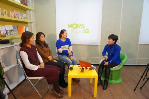 서울 구로구 맘스라디오 본사 스튜디오에서 진행한 공혜정 대표(오른쪽 첫 번째)의 강의 모습. ⓒ 프라임경제