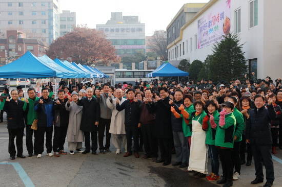 용인시 처인구는 18일 구청광장에서 기독교·천주교·불교 3대 종교단체와 함께 '제1회 처인구 사랑의 김장나눔 축제'를 열고 250여명이 참여해 10㎏짜리 김치 1000상자를 담갔다. ⓒ 용인시청