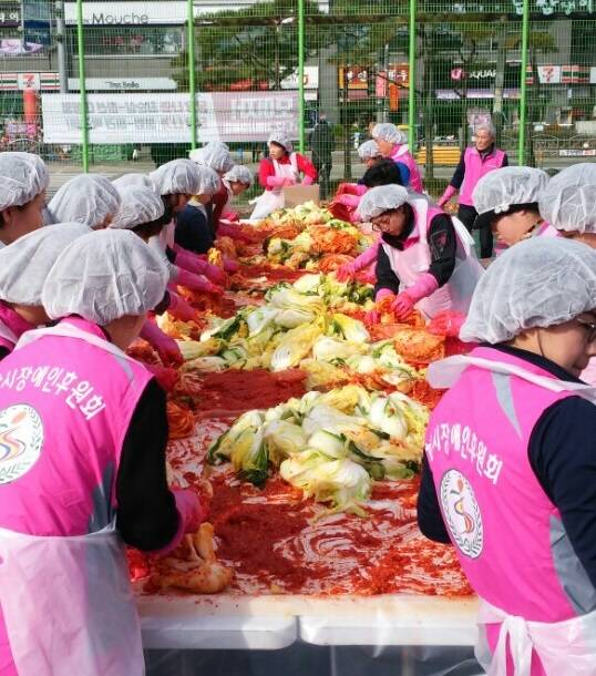 추운날씨에도 소외된 이웃의 따뜻한 겨울나기에 필요한 김장을 준비하고 있는 하남시 장애인후원회 회원들. ⓒ 하남시청