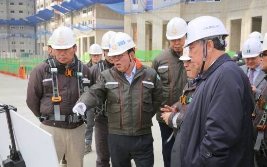 한화건설이 안전보건 경영의 날 행사를 열었다. 최광호 대표이사와 협력사 대표 등이 수원 권선 아파트 현장을 둘러보고 있다. ⓒ 한화건설