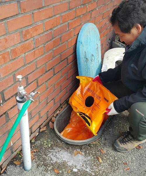 겨울철 수도계량기 동파방지를 위해 팩을 설치하고 있는 모습. ⓒ 하남시