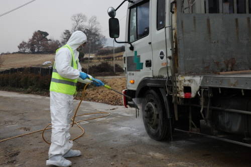 설성면 장천리서 방역작업을 하고 있는 이천시 공무원. ⓒ 이천시