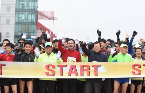 대회를 성공리에 마친 시 관계자들과 시민들이 파이팅 구호와 함께 기념사진 촬영을 했다. ⓒ 하남시