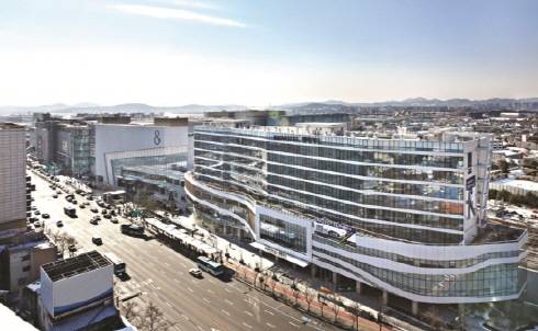 수원역 앞 일명 AK타운. ⓒ AK