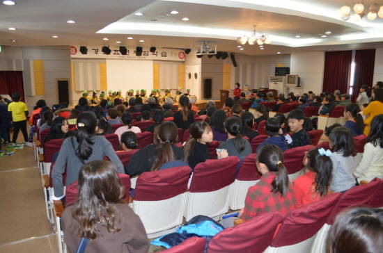 양평군에서 지원하고 있는 양평명문·동부노인대대학은 지난 23일과 24일 양평초등학생 140여명과 다문초등학생 120여명이 참석한 가운데 각각 '경로효친 체험학습' 공연을 가졌다. ⓒ 양평군