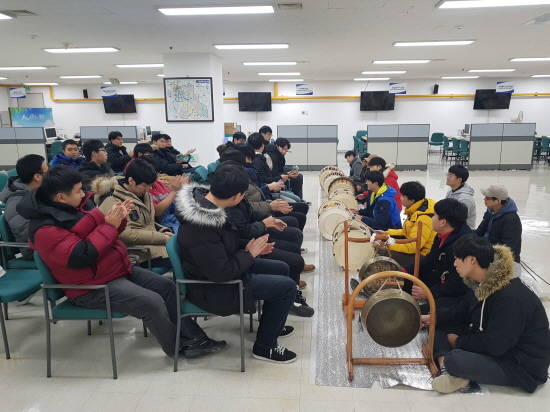용인시는 29일 시청 을지연습장에서 본청과 직속기관, 사업소에서 근무하는 사회복무요원 50여명을 대상으로 에이즈 예방 및 사물놀이 실습 소양교육을 실시했다. ⓒ 용인시