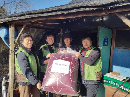 가평군 북면주민자치위원회가 100만원 상당의 '사랑의 이불'을 기증했다. ⓒ 가평군