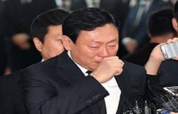 사실상 실패한 것 같았던 롯데 수사가 면세점 로비 의혹으로 다시 불붙을지 주목된다. 사진은 고 이인원 전 부회장 빈소를 찾은 신동빈 회장. ⓒ 뉴스1