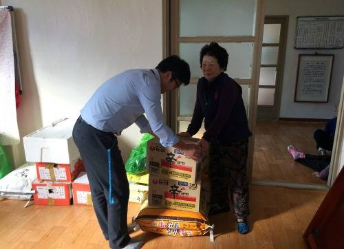 여수세계박람회 관계자가 인근 마을 주민에게 물품을 전달하고 있다. ⓒ 여수세계박람회재단