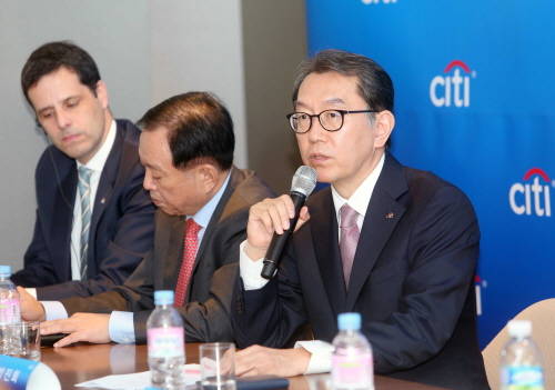 한국씨티은행이 국내 최대 자산관리 전문 청담센터를 오픈하고 이후 박진회 행장이 질의응답 시간을 가지고 있다. ⓒ 한국씨티은행